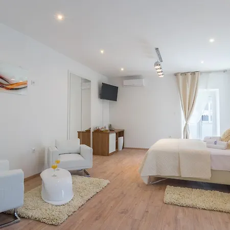 Sea & Sun With Private Parking Zadar