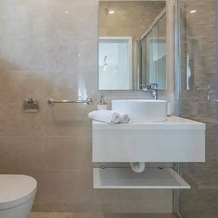 Sea & Sun With Private Parking 4* 扎达尔